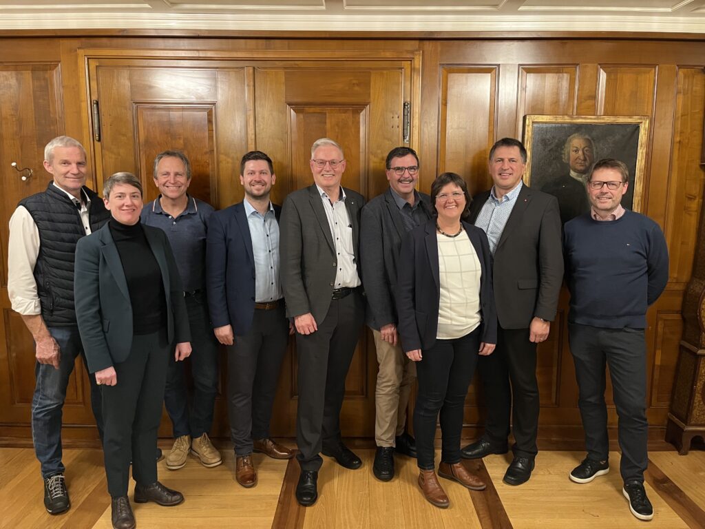 Die Amtsträgerinnen und Amtsträger der Mitte Gemeinde Schwyz mit Parteipräsident Thomas Küchler (v.l.n.r. Peppino Beffa, Gemeinderatspräsident, Stefanie Wiget, Gemeinderätin, Christof Zumbühl, Gemeinderat, Dominik Blunschy, Nationalrat, Thomas Küchler, Präsident, Bernhard Reichmuth, Kantonsrat, Irene Huwyler-Gwerder, Kantonsrätin, Sandro Patierno, Regierungsrat